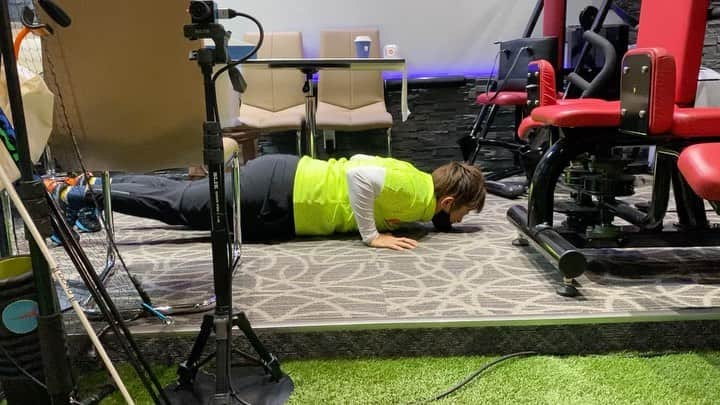 のインスタグラム：「今日はどんなトレーニングしたの？って確認のつもりが自分が出来るのか？？？と試してみるも、、 お尻が重すぎる。 デカすぎる。 笑笑🤣🤣🤣  ＃そろそろまたダイエットかぁ~」