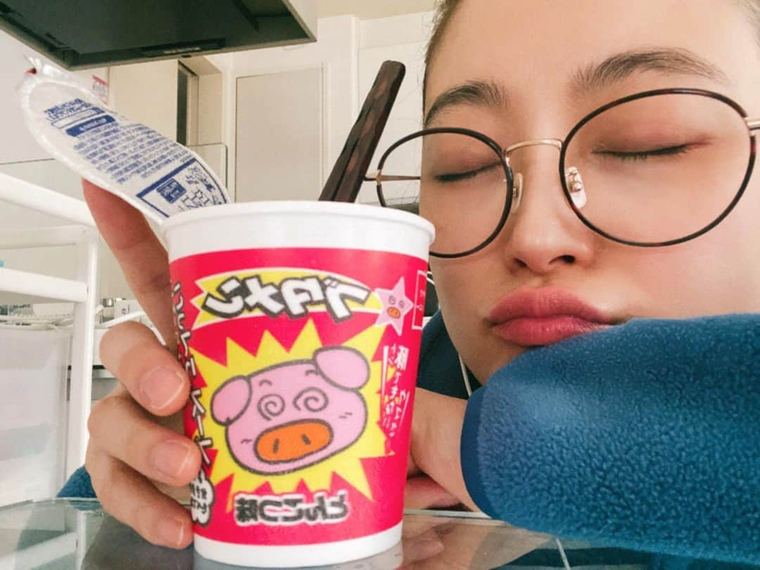 鈴木奈々さんのインスタグラム写真 - (鈴木奈々Instagram)「ブタメン激うま！ 久しぶりに食べました！ 子供の頃によく駄菓子屋さんで買って食べてたなぁ〜♡ #ブタメン #激うま #懐かしい味」12月17日 14時42分 - nana_suzuki79