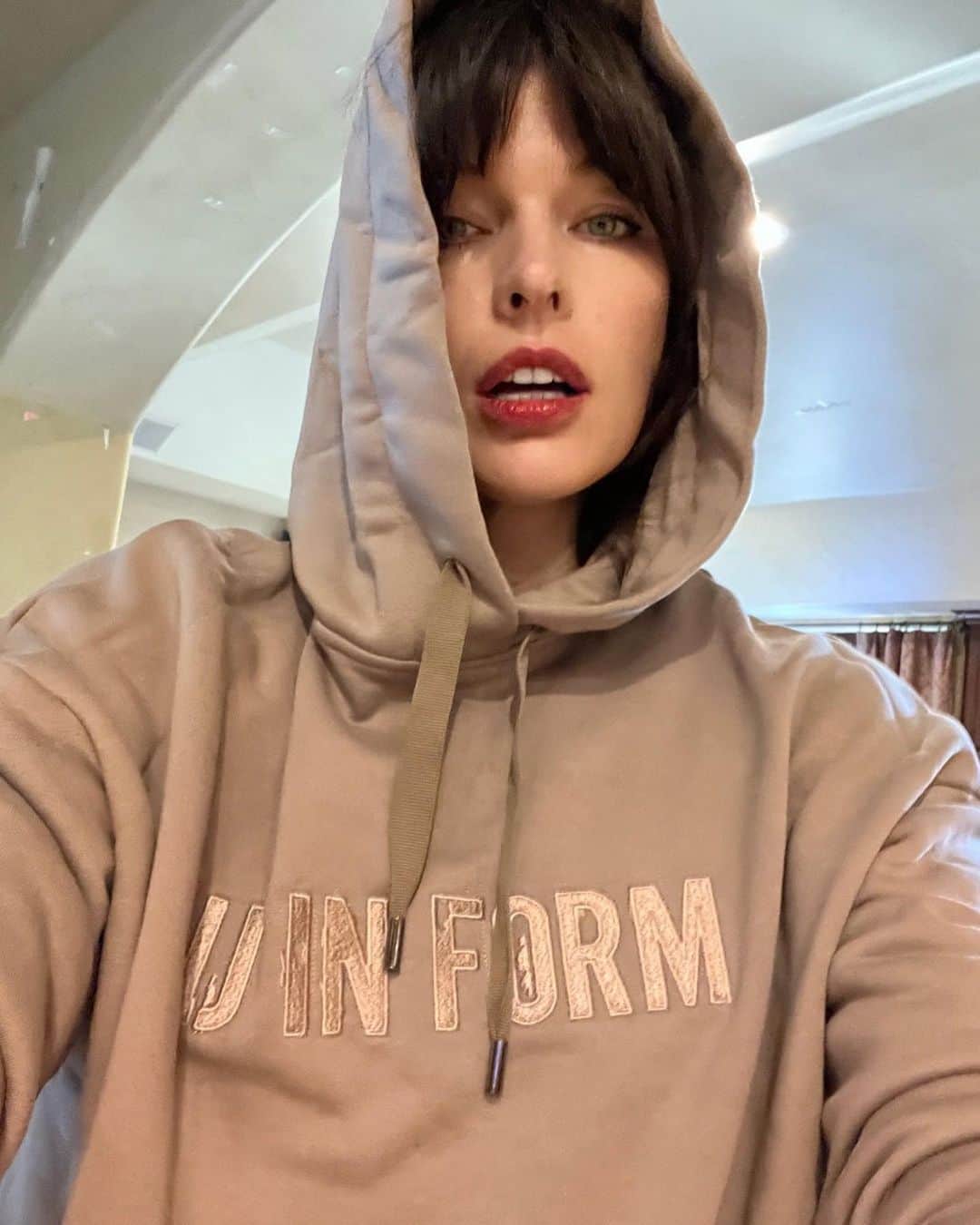 ミラ・ジョヴォヴィッチのインスタグラム：「Wait WHAT?? It’s my BIRTHDAY?? Jeez ok fine, I accept it. I might not be happy about it, but hey! Life goes on and I gotta turn 40 effin 6 at some point and it just happens to be now.🥳 Thank you to all my amazing followers, you guys have been incredible all these years. You haven’t allowed my super polarizing posts to turn you off of my page and I’m so grateful for that. To find so many kindred spirits who believe the world can change as I do. Some of you don’t agree, but you’ve hung on. Thank you for that. Some of you are new and well what can I say, some things you’ll enjoy and some you won’t agree with, but it will never be boring!😉 Thank you to my dear friend @ivannikolaev1 for my amazing new sweatsuit combo! What an amazing collab you’ve done with @u_in_form clothing! Me and my family are LIVING in these awesome outfits! We love you guys!!!❤️❤️❤️ So I’m having some wine to celebrate another fucking year😛 and I hope you all have an amazing holiday season. While I drink birthday wine.🤷🏻‍♀️If you’re with your family, don’t get caught up in politics and if you’re alone have a 🍸 and enjoy the hell out of it.💥 I love you guys. Thank you for all your love in return.❤️❤️❤️😘😘😘」