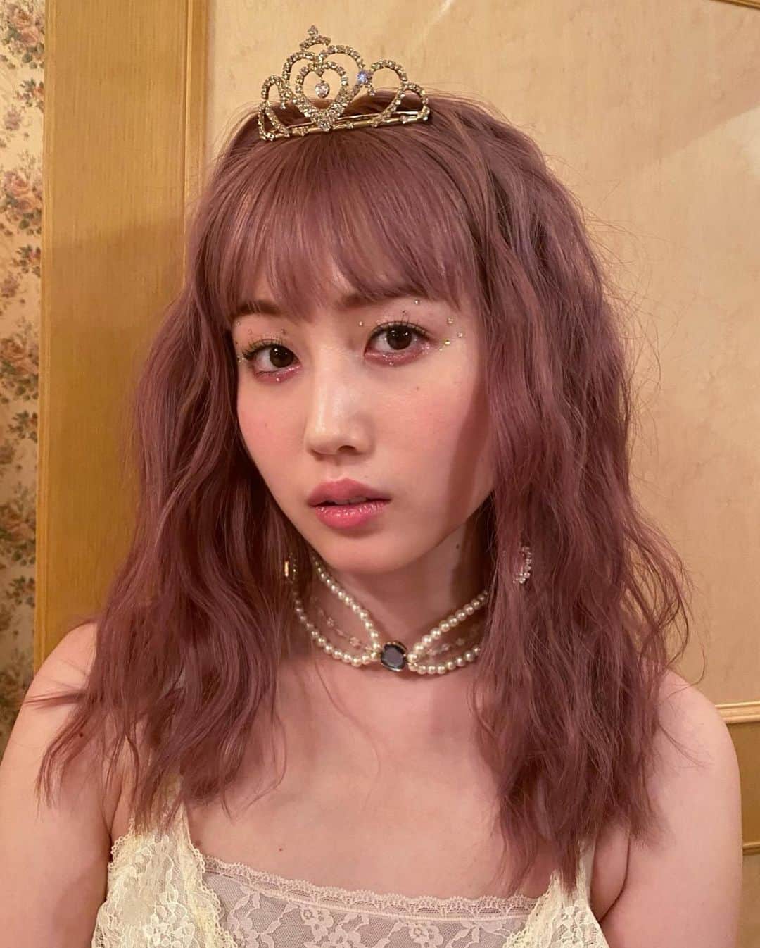 えのきどひろののインスタグラム：「👸🍕💘  . #hair#makeup#rhinestone#rhinestonemakeup#pinkmakeup#glittermakeup#braids#braidsatl」