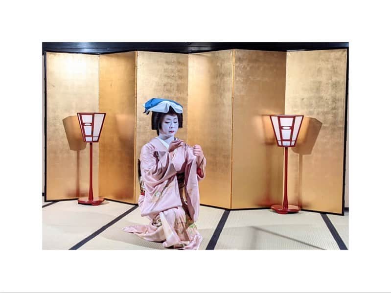 川村亜紀さんのインスタグラム写真 - (川村亜紀Instagram)「祇園甲部 芸妓さん 市十美ちゃんに「わしが在所」の舞をご披露いただきました。 お座敷では舞をご披露していただく時のみマスクを外していただきました。 地方さんの前にはパテーションも置かれて感染対策をされています。  #gion #gionkoubu #kyotoattraction #beatifultradition #kyoto  #giongeiko #geiko  #kyomai  #japanesetradition #importanttraditions  #日本の伝統 #日本の美 #守るべきもの  #京都 #祇園 #祇園甲部 #祇園甲部芸妓 さん #祇園芸妓 さん #市十美 ちゃん  #井上流 #井上流京舞 #わしが在所」12月17日 15時14分 - _aki1015_