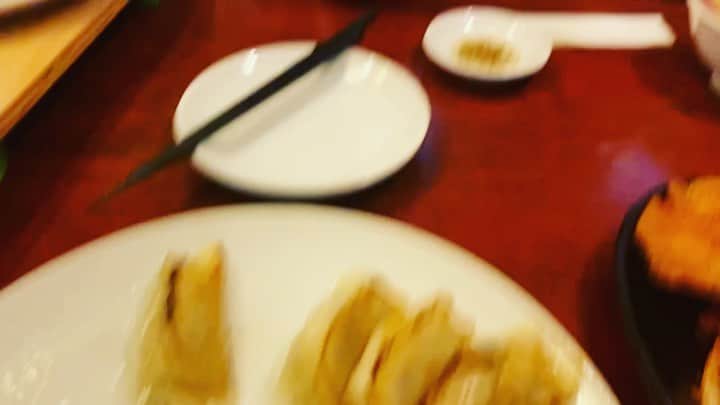 坂口拓のインスタグラム：「サバイバルの達人と餃子を食べに来ました！！」