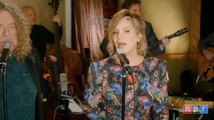 アリソン・クラウスのインスタグラム：「@robertplantofficial and @alisonkrauss perform from the control room of Sound Emporium for @npr’s Tiny Desk. Link in story to watch.」