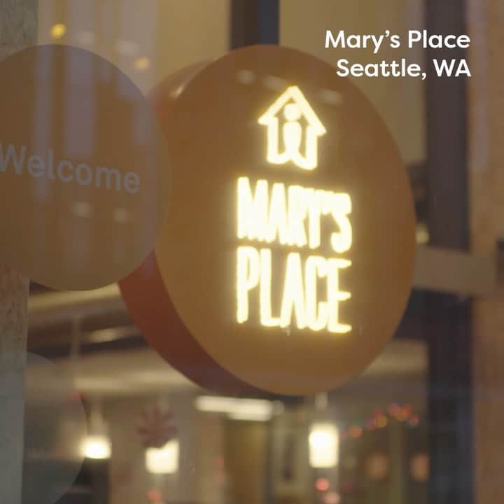 マックルモアーのインスタグラム：「Earlier this week the @brooksrunning #RunMerry Crew and I spent some time at Mary’s Place getting into the holiday spirit. Join us in supporting Mary’s Place this holiday season and check out more about the amazing work they do in the Seattle community at @marysplacewa」