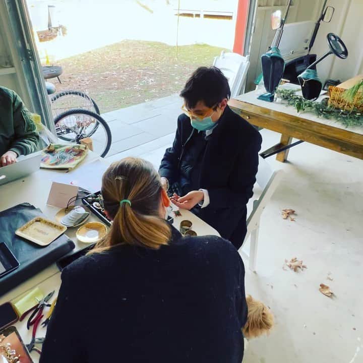 ルル フロストのインスタグラム：「Being a #mamafarm member gives you access to our magical events. Here is founder @isabellarossellini pulling out all her family heirlooms going back 4 generations for @lulufrost to turn into a new necklace! Tomorrow at Mama Farm, we are having a jewelry crafting event for the farm members. We’ll also be selling our new honey pendant necklaces. Email us for info on our honey necklaces, info@mamafarm.us」