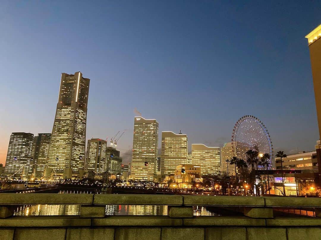 のインスタグラム：「🎡🎁🌃」