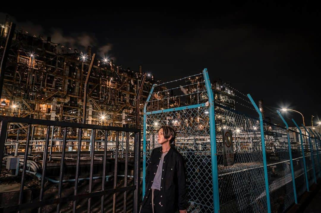 真空ホロウさんのインスタグラム写真 - (真空ホロウInstagram)「. . . 松本明人（Vo.Gt） @akito_m_sh  MIZUKI（Dr.Cho） @mizukki_ni  NEXT LIVE □■□■□■□■□■□  2021.12.24 元映画館 松本明人ソロライブ KANZEN PLUGLESS LIVE -真空ホロウ松本明人のLINELIVE SP- 生楽器・生音の電気を一切使用しないアコースティックライブです  open 18:30 ／ start  19:00 ご来場チケット ¥4,000（tax in） ※ドリンク代はございません。  配信チケット(LINELIVE) 500 LIVEコイン（¥610）  □■□■□■□■□■□■□■□■  . . . . . . . . . . #真空ホロウ　#松本明人　#MIZUKI #vocalist　#guitarist #drum　#drummer　#ドラム女子 #alesis #alesisdrums  #edrums #electronicdrums #川崎 　#工場夜景 #工場萌え #京浜工業地帯 #addicted_to_nights #espacio_longexpo #factory_shotz #factry_vf #gf_afterdark #great_nightshotz #ig_nightview #kuragaridoumei #japan_night_view #night_arts #night_gram #night_shots_ #nightphotography #nightshooters」12月17日 18時04分 - shinkuhorou_official