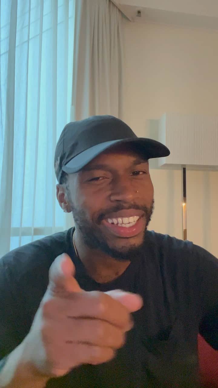 ダニエル・スタリッジのインスタグラム：「Hotel quarantine banter. I’m not with or against being Vaxed btw Live your truth. But take a shot for me 🤣」
