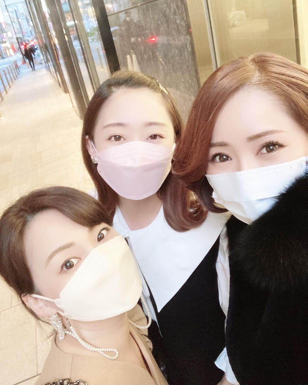 近藤英恵のインスタグラム：「年の瀬にゆりあちゃんとまきこちゃんに会えて嬉しいひととき🥂🥰✨お喋りが止まらず、あっという間の数時間でした🍴💕  #楽しいランチ#🍴#🥂#🍰#🌈#12月は会いたい人に会う月#大好きなお友達#🎄#良いお年を#👋#と言って別れる#年の瀬だなぁ#🤶」