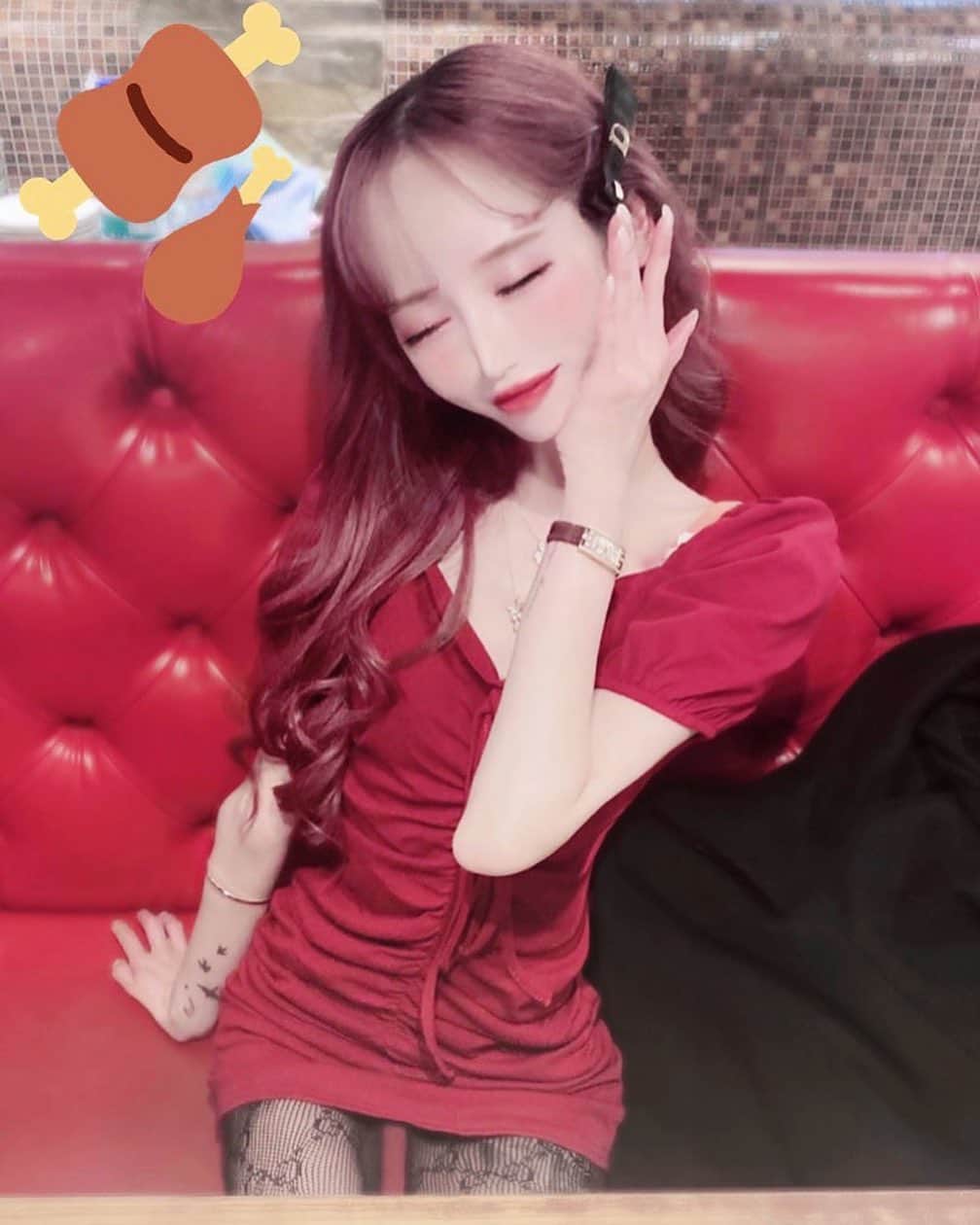 椿えれなのインスタグラム：「世界に適合できていない女は12月も半袖ですごしています #自然に負けるな！ #やきにーく #GUCCI #GUCCIコーデ #ハリーウィンストン #HW #ヴァンクリーフ #vancleef #EYEFUNNY #Tiffany #fendiコート #fendi #タグ気狂った」