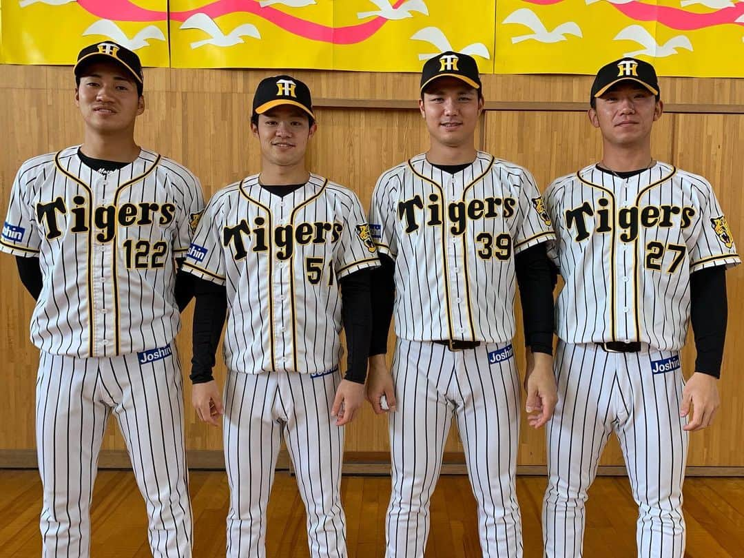 阪神タイガースさんのインスタグラム写真 - (阪神タイガースInstagram)「ルーキー選手4人がゲストティーチャーとして西宮市内の小学校を訪問‼︎ 児童の皆さんと体育の授業を楽しみました✨  #伊藤将司 選手#榮枝裕貴 選手 #中野拓夢 選手#岩田将貴 選手 #ゲストティーチャー #体育の授業  #野球の楽しさを伝えたい  #阪神タイガース #阪神タイガースwomen  #タイガースアカデミー」12月17日 18時30分 - hanshintigers_official