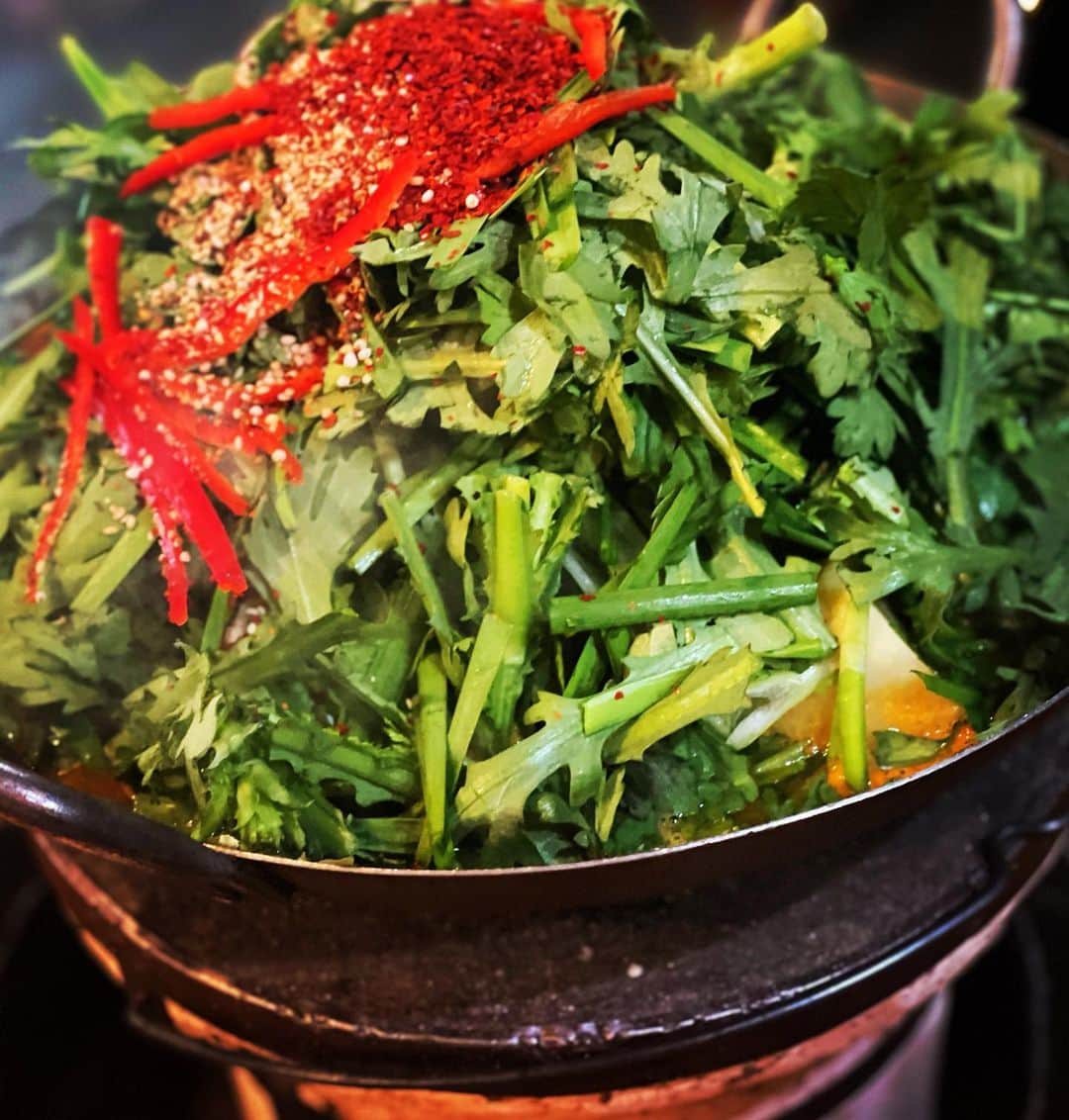 長谷川万射さんのインスタグラム写真 - (長谷川万射Instagram)「🌶🌶🌶  行ってみたかったお店いけた✌︎ 春菊がたっぷり乗ったカムジャタンが名物なお店。 炎のカムジャタン食べたけど丁度いい辛さで美味しかった🌶  締めのラーメンも最高すぎました。 チートdayでした。🐖  #行ってみたいお店たくさん #食べるのって幸せですね」12月17日 18時43分 - mayanyam712