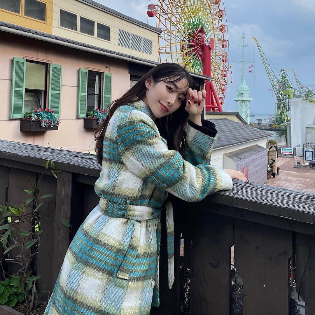 藤田麻里のインスタグラム：「ネイル変えたよーう🥰💅  今回はハンドもフットもボルドー！ @yukahonda30 @siii_iiiki 💅✨ ネイルが毎月の楽しみの一つ💕  アウター🧥 @mirror.me_official  届いてさっそく着たかわいぃー♡」