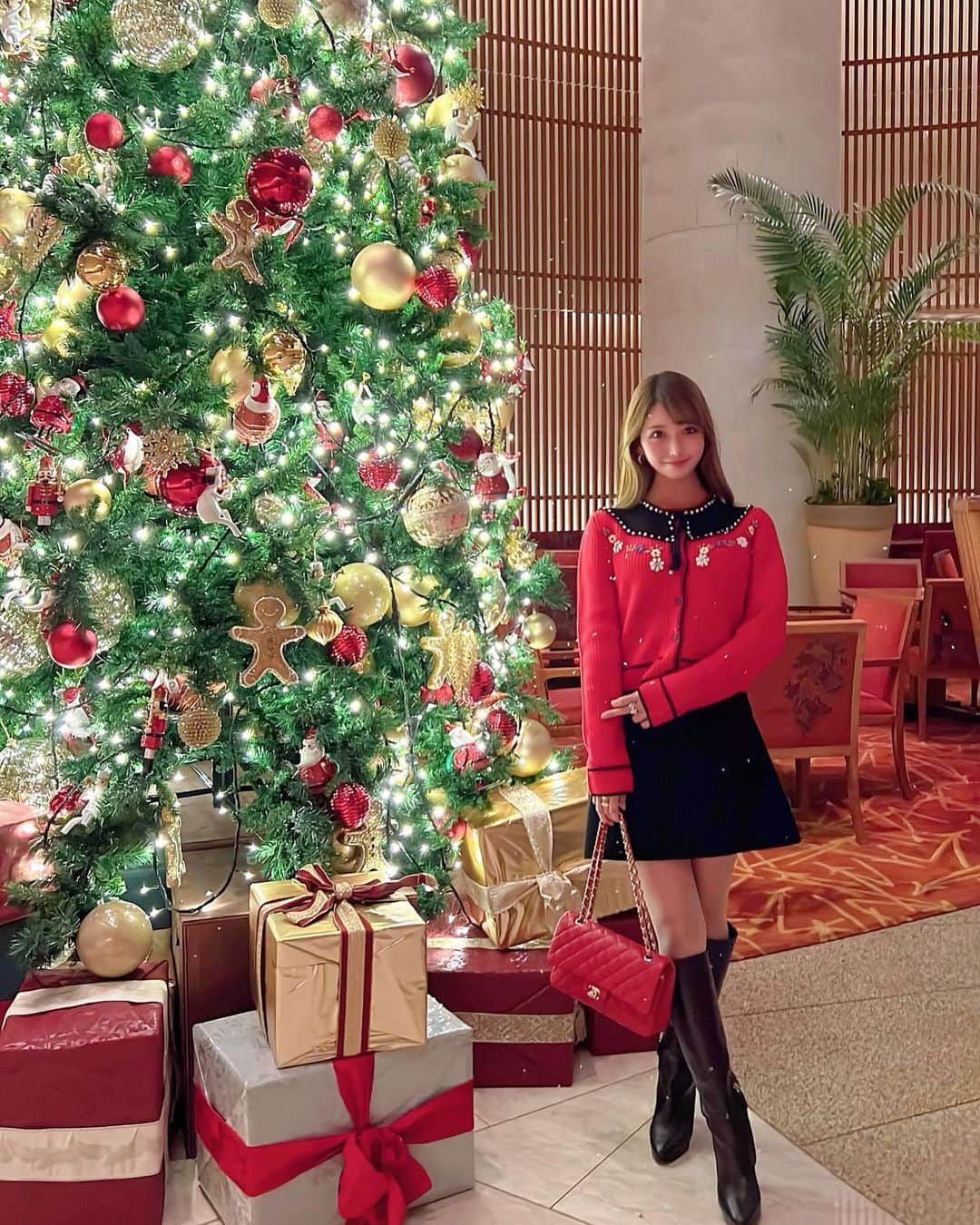 MAYUさんのインスタグラム写真 - (MAYUInstagram)「. あと1週間でクリスマス〜🎄🎁✨ この時期ほんと好きだなぁ☺️ . なんだか赤い服が着たくなる❤️ . クリスマスツリーの装飾ってそれぞれ個性とかセンスが出てて、見るとわくわくする🎄💛 . みんなは何して過ごすのかな？🎅 私はきなちゃんと一緒にサンタさんになる予定だよ〜🐶❤️ . #クリスマス#クリスマスツリー#christmas#christmastree#miumiu#chanel#valentino」12月17日 18時51分 - mayu.kina_golf