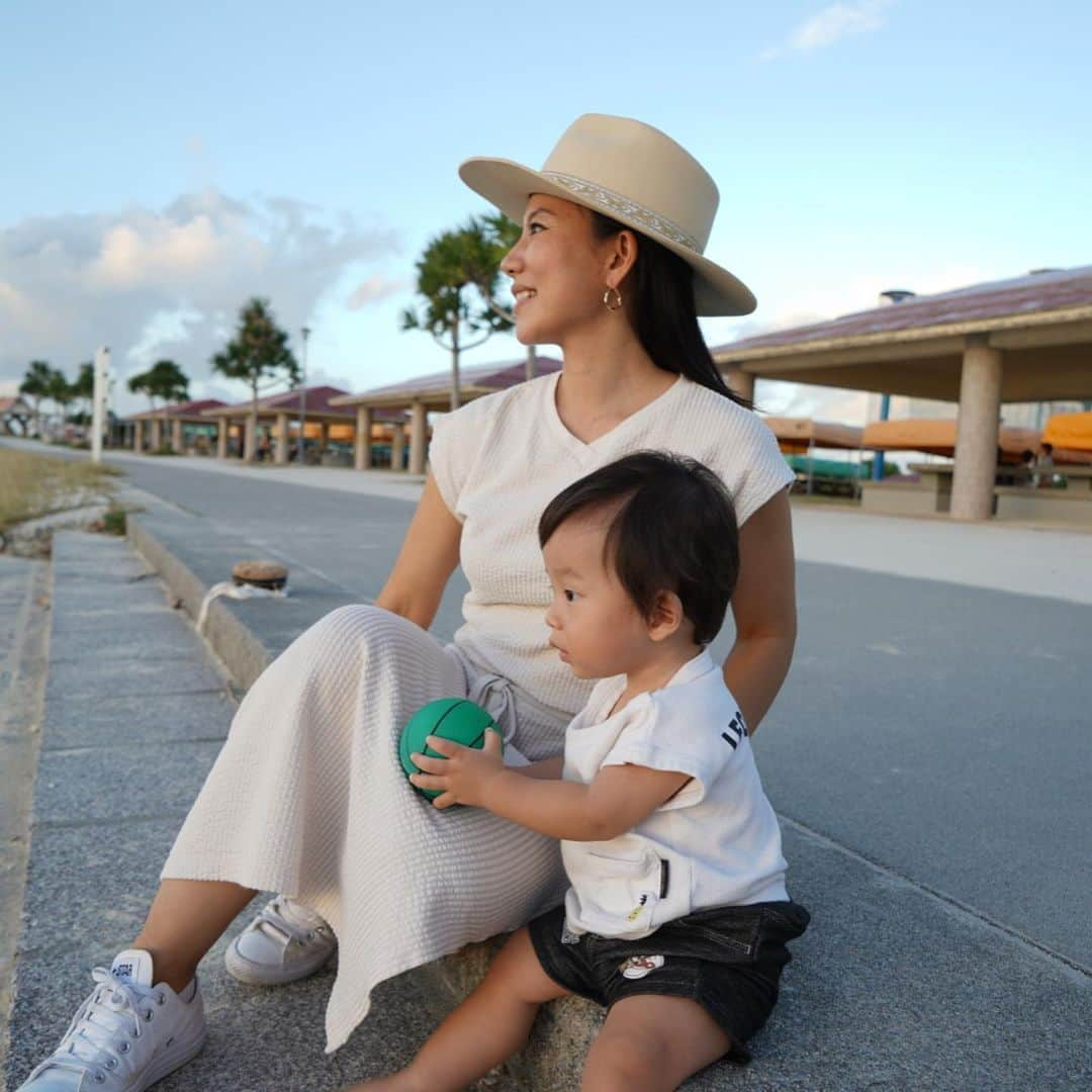 長嶺菜菜子さんのインスタグラム写真 - (長嶺菜菜子Instagram)「⁡ ⁡ はいさい🌿 沖縄のママスタグラムななです𓇼 ⁡ さて、男の子女の子あてクイズ 分かりましたか❓👶🏽 ⁡ 6ヶ月目のお腹。 膨らみもまだそこまでだから 難しかったかな😙 ⁡ 最近は ジェンダーリビールケーキ🎂とかで 性別を知らせるみたいだけど ウチはジェンダーリビールおにぎり🍙 ⁡ 男の子▶︎ごはんですよ 女の子▶︎梅干し ⁡ さてさて 結果は。。。 ⁡ ⁡ ⁡ 梅干し！ 女の子！ ⁡ ということで 来年2022年3月に 幸子（胎児名）生まれます👶🏽 ⁡ ⁡ ルイの時もそうなんだけど、 私の不思議な勘がドンピシャでさ ⁡ 幸子がお腹に宿って 妊娠したって分かった瞬間に、 「あ、女の子だ」って思ったのね。 ⁡ けど周りは 私から女の子が生まれる気がしない、 って口を揃えた言うもんだから ⁡ むむむっ😕て思ってた。 ⁡ 1人目のルイの時とは違う つわりの感じや お腹の膨らみ具合 とか、 私の場合は 男の子と女の子で全然違った！ ⁡ ま、けど元気に健康に生まれてきてくれたら どっちでもいい🥰 ⁡ ⁡ 2人目の妊婦生活は ものすっごく早く感じるのと ルイも幸子も 何年後か大人になって過去を振り返った時に すごい世の中に生まれたよなぁって 思うはずね。 ⁡ ＿＿＿＿＿＿＿＿＿＿ ⁡ #妊娠記録 #22週5日 #2人目妊娠 #男の子女の子 #ジェンダーリビール #ジェンダーリビールおにぎり #沖縄ママ ⁡ ⁡ ⁡」12月17日 19時00分 - na7co0422