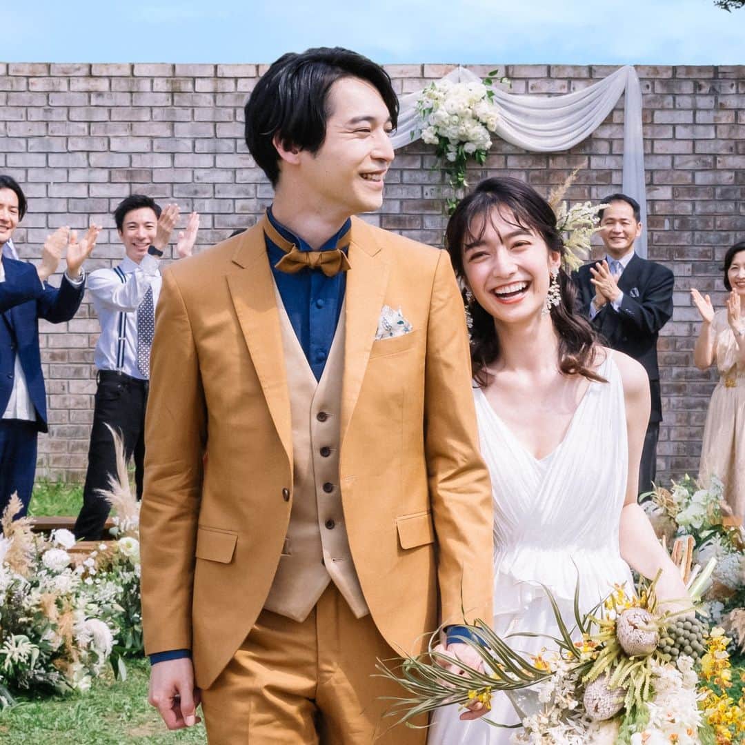 スマ婚/オフィシャルアカウントのインスタグラム：「自己負担0円で上質な挙式・披露宴を。  ホテル・ゲストハウス・レストランなど 上質な全国350会場から選べて、 ドレスやアイテムも持ち込み自由！ 後日精算だからご祝儀で支払えて貯金がなくても安心。  結婚式にお悩みの方はぜひ一度スマ婚にご相談を！  @smakon_official をフォローいただき 「#スマ婚」をつけて 皆さまの𝑊𝑒𝑑𝑑𝑖𝑛𝑔写真をご投稿ください♡ 公式アカウントでリグラムのチャンス♬  ＊＊＊＊【スマ婚　公式𝐿𝐼𝑁𝐸】＊＊＊＊ 結婚式に関するお悩みやご質問など LINEでお気軽にご相談ください✨ スマ婚公式LINEアカウントは @smakon_official  プロフィールTOPのリンクより ご登録いただけます💡 ＊＊＊＊＊＊＊＊＊＊＊＊＊＊＊＊＊＊  #スマ婚 #結婚式 #プレ花嫁 #式場探し #式場迷子 #ブライダル #プレ花嫁準備 #結婚式準備 #披露宴演出 #結婚式場選び #プレ花嫁さんと繋がりたい #全国の花嫁さんと繋がりたい #ルミアモーレ #ウェディングケーキ」