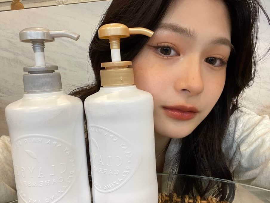 椎名亜美のインスタグラム：「カラーとかで髪の毛が傷んでる＋シャンプーの匂いにこだわりがある子！ クレージュのシャンプーとトリートメントめっちゃオススメ❤️‍🔥 匂いがフローラルなムスク系の香りだからリラックス効果もあるしドライヤー後もサラサラだし匂い続くよƪ(˘⌣˘)┐ ロフトとかドラッグストアで買えるから学生さんにも優しい◎ シンプルなデザインもインスタ映えする､､､､( ' ' )♡  #CLAYGE #実感型スパ #クレイシャンプー #CLAYGE_ad」