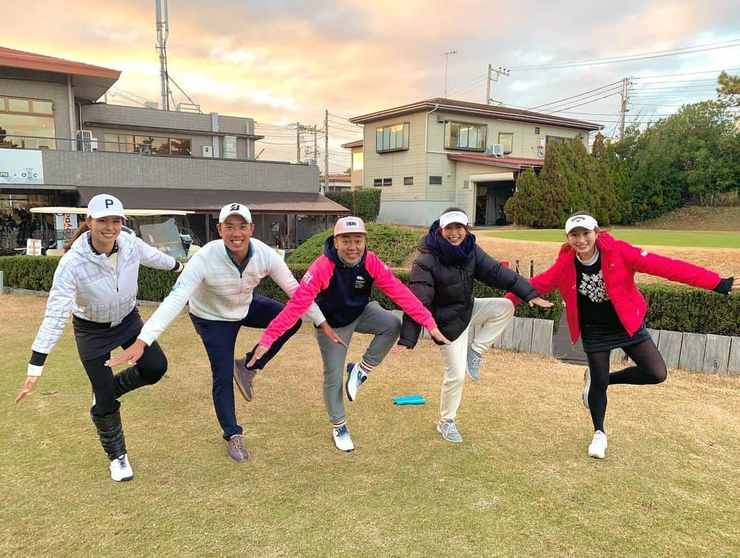 海老原優香さんのインスタグラム写真 - (海老原優香Instagram)「ゴルゴさんと命⛳️✨  オープニング後、まさかの極寒大雨で全員で雨宿り☃️ @saori___yoshida さんが買ってくださった温かい飲み物が染み渡りました🥰  #芸能人スピードゴルフ王決定戦 どんな戦いになるのか注目です🙈✨  #大晦日#BS19時」12月17日 19時21分 - ebioffi