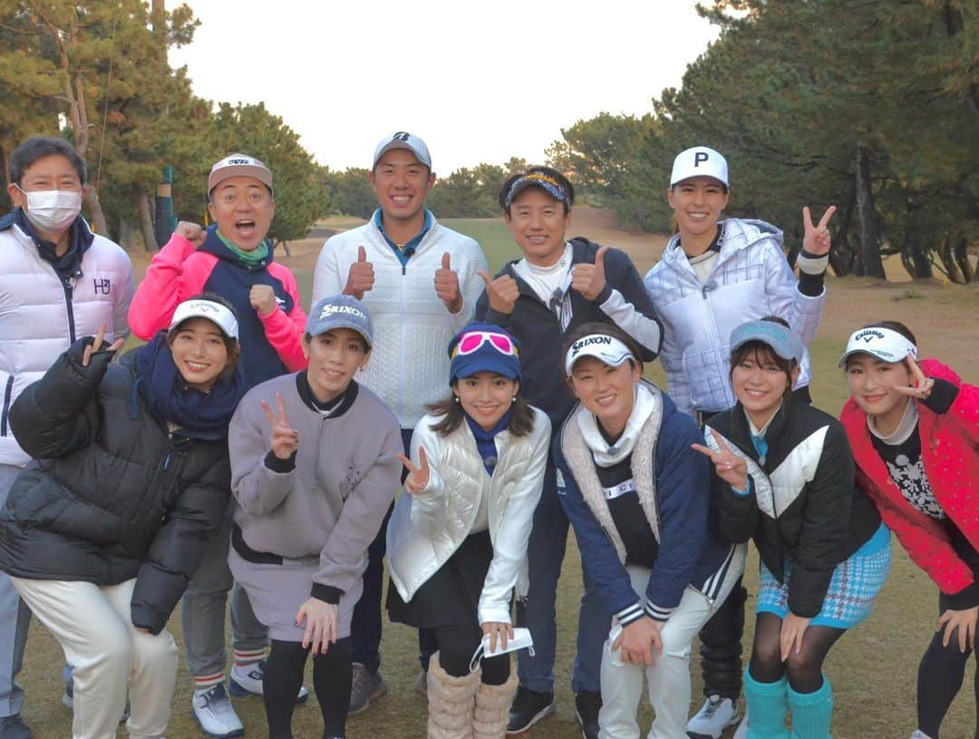 海老原優香さんのインスタグラム写真 - (海老原優香Instagram)「ゴルゴさんと命⛳️✨  オープニング後、まさかの極寒大雨で全員で雨宿り☃️ @saori___yoshida さんが買ってくださった温かい飲み物が染み渡りました🥰  #芸能人スピードゴルフ王決定戦 どんな戦いになるのか注目です🙈✨  #大晦日#BS19時」12月17日 19時21分 - ebioffi