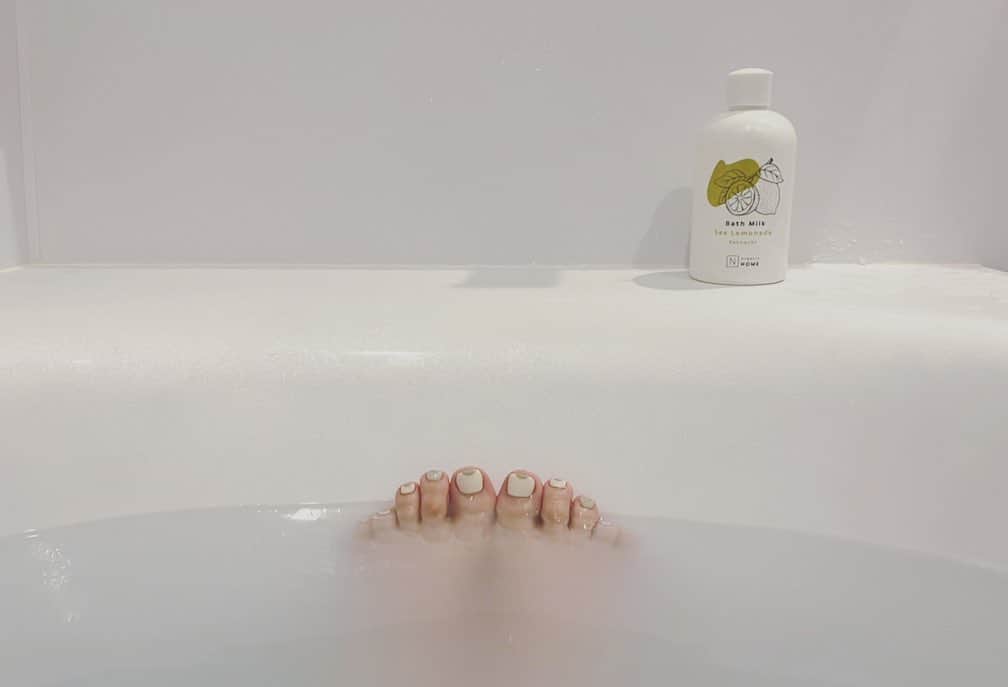 藤井明子さんのインスタグラム写真 - (藤井明子Instagram)「私の中で最強の消えもの第一位と言えば入浴剤で、プレゼントにあげるのも貰うのも大好きなのですが、すっごいおすすめなの出てきました。あのN organicから入浴剤が出たんだよー！！！ 汗かく系とか香り系とかいろいろあるけど、これはリラックスタイムにぴったり系！  お湯がすごく濃密で柔らかくなって、ある場所をコンセプトとしたいい香りに包まれて、湯上がりのお肌も「あれ私何かもう塗ったっけ？」という仕上がりを見せてきます。液体系の入浴剤ってしっとりするのが多くて好きなんだけど、己のテンションを上げてくれるような素敵なものがなかなか見つけられなかったから嬉しい( ´ ▽ ` )  瀬戸内を想像させるシーレモネードの香りと、屋久島を想像させるアイランドフォレストの香りがあって、私は今シーレモネードの方を使ってまする。えっと、すごくいい香り！！←  追い焚きとか残り湯洗濯は避けたほうが良いみたいなので、贅沢時間に♡  #藤子のプレゼント候補入り #子供と一緒に入って良いそうです #ニャンコはやめましょう #その土地を薫るバスミルク #Norganic #Nオーガニック #入浴剤 #PR」12月17日 19時23分 - fujiko0207