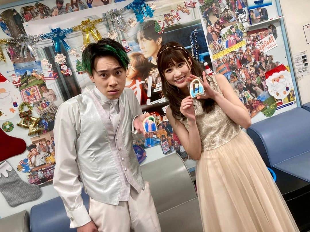 恋です！〜ヤンキー君と白杖ガール〜さんのインスタグラム写真 - (恋です！〜ヤンキー君と白杖ガール〜Instagram)「. こちらの新婚カップルも🤵👰‍♀️ #JUJU さんから頂いた クッキー持って🍪記念撮影📸💕  #花男とハチ子💚🧡 #戸塚純貴 #生見愛瑠 #めるる #恋です」12月17日 19時38分 - koidesu_ntv