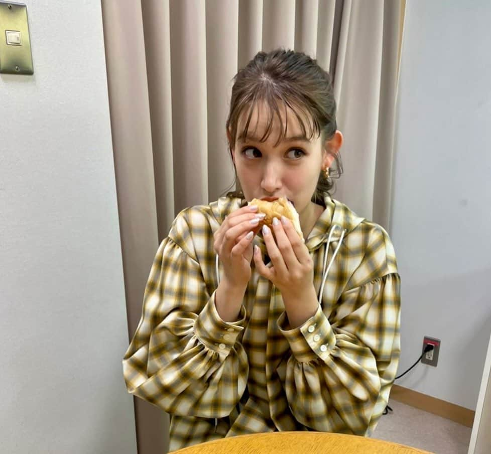 トラウデン直美さんのインスタグラム写真 - (トラウデン直美Instagram)「ひるおびでいただいたワッフル美味しかった🧇  ペロリでした。いつも食べてるとき、誰かに取られないように警戒しながら食べてる顔してる😂」12月17日 19時52分 - naomi_trauden_