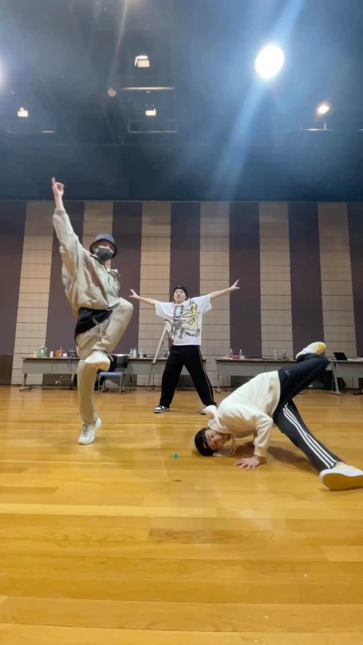 和田颯のインスタグラム：「. 今日は3人で😎 #根も葉もRumor / #AKB48  #根も葉もrumor踊ってみた #どえらいダンス #どえらいチャレンジ #ウィッチウェイチャレンジ #lockdance #dance #Da_iCE」