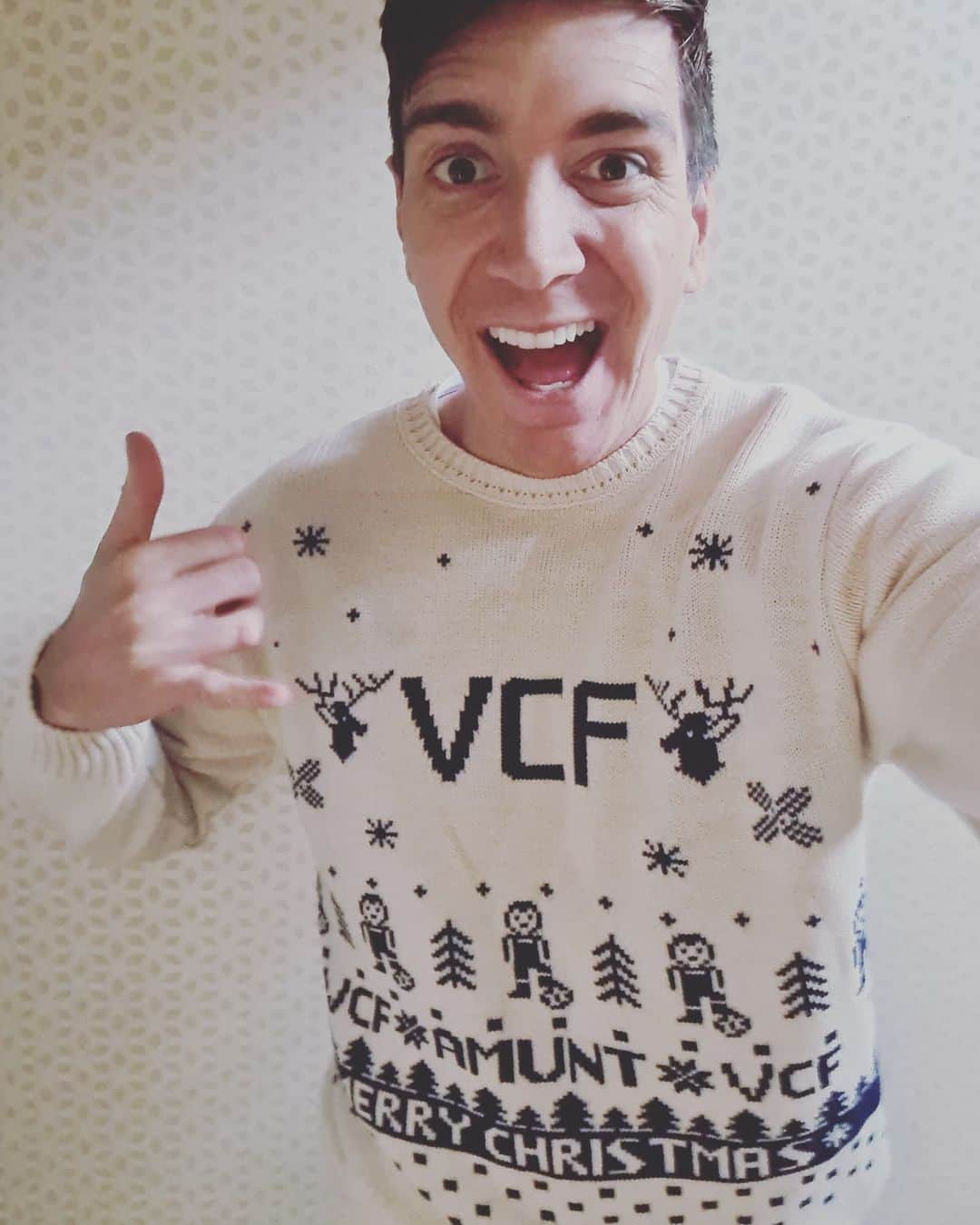 オリバー・フェルプスさんのインスタグラム写真 - (オリバー・フェルプスInstagram)「Festive knitwear with a @valenciacf twist. #amunt」12月17日 19時58分 - oliver_phelps