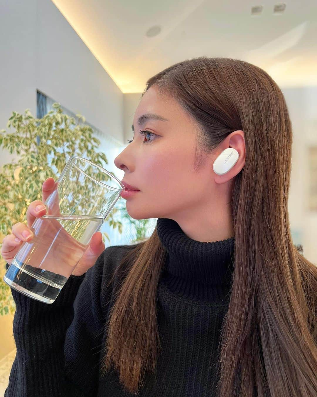 得あゆさんのインスタグラム写真 - (得あゆInstagram)「この前使い始めたイヤホン、  Bose QuietComfort® Earbuds 🤍 @bose もうこのイヤホンしか使えない🥺 っていうくらいあれから気に入ってて、 お家でドラマ見る時、音楽聴く時、電話する時、 👶🏻が寝てからの楽しみになってる💞  世界最高レベルの《ノイズキャンセリング 》 こんなにも自分の世界に入れるなんて感激🥺✨  しかも！バッテリーの持ちもかなり良し！ アウトドアな方におすすめと思いきや、 私みたいに子育てしてるママさんにも 本当におすすめのイヤホンです👶🏻💞  (…なんか顔赤く見えてる🥵何故だ) ・ ・ ・ ・ ・ ・ ・ ・ ・ ・ ・ ・ ・ ・ ・ ・ ・ ・ ・ ・ ・ ・ ・ ・  #BoseEarbuds#RuleTheQuiet#BoseAmbassador #ボーズ #ワイヤレスイヤホン#PaidpartnershipwithBose#日常#音楽#イヤホン#ノイズキャンセリング#子育てママ#ストレス発散#おすすめアイテム#ドラマ#電話#通話#使いやすい#ママライフ#ママファッション#主婦#主婦の楽しみ#息抜き#赤ちゃんのいる生活#赤ちゃんのいる暮らし#おうち時間#子育てあるある#男の子ママ#ナチュラルメイク#ママコーデ#ママスタグラム」12月17日 19時59分 - tokuayu819