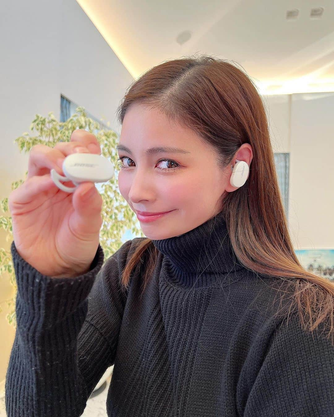 得あゆさんのインスタグラム写真 - (得あゆInstagram)「この前使い始めたイヤホン、  Bose QuietComfort® Earbuds 🤍 @bose もうこのイヤホンしか使えない🥺 っていうくらいあれから気に入ってて、 お家でドラマ見る時、音楽聴く時、電話する時、 👶🏻が寝てからの楽しみになってる💞  世界最高レベルの《ノイズキャンセリング 》 こんなにも自分の世界に入れるなんて感激🥺✨  しかも！バッテリーの持ちもかなり良し！ アウトドアな方におすすめと思いきや、 私みたいに子育てしてるママさんにも 本当におすすめのイヤホンです👶🏻💞  (…なんか顔赤く見えてる🥵何故だ) ・ ・ ・ ・ ・ ・ ・ ・ ・ ・ ・ ・ ・ ・ ・ ・ ・ ・ ・ ・ ・ ・ ・ ・  #BoseEarbuds#RuleTheQuiet#BoseAmbassador #ボーズ #ワイヤレスイヤホン#PaidpartnershipwithBose#日常#音楽#イヤホン#ノイズキャンセリング#子育てママ#ストレス発散#おすすめアイテム#ドラマ#電話#通話#使いやすい#ママライフ#ママファッション#主婦#主婦の楽しみ#息抜き#赤ちゃんのいる生活#赤ちゃんのいる暮らし#おうち時間#子育てあるある#男の子ママ#ナチュラルメイク#ママコーデ#ママスタグラム」12月17日 19時59分 - tokuayu819