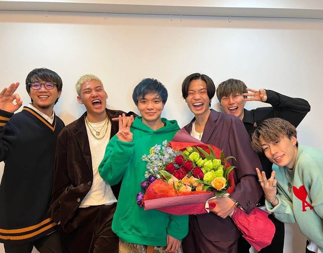 リョーマのインスタグラム：「遅くなったけど300万人達成しました！👏🎉  年内300万人という目標が達成できて一安心！☺︎  地元の友達でも同じ高校でもない、こんな僕を暖かく仲間に迎え入れてくれたみんなには本当に感謝しかないし、大好きです！ コムドットに入ってみて思ったのは本当に毎日忙しい。 けど何より言いたいのはバイトの5連勤みたいな忙しさじゃなくて、毎日が修学旅行みたいな感じ！修学旅行って色んなとこ行くけん移動が多いし疲れるけそれよりも楽しいことがたくさんあるみたいな！そんな感じ！ もっとみんなの負担が減るようにサポート頑張るよ〜！！！💪  ※多分ごうたにイジられて自分だけ笑ってない」