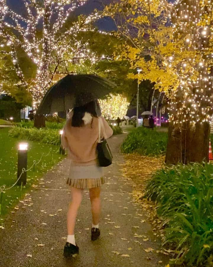 吉田優良里のインスタグラム：「…✨  イルミネーション♡  この日雨ですごく寒かったけど綺麗だったから結果良し！！  #イルミネーション #東京ミッドタウン  #ミッドタウン六本木 #ミッドタウンイルミネーション #六本木イルミネーション #jk #jk1 #fjk #fjkブランド #jkブランド #jkの素敵な思い出」