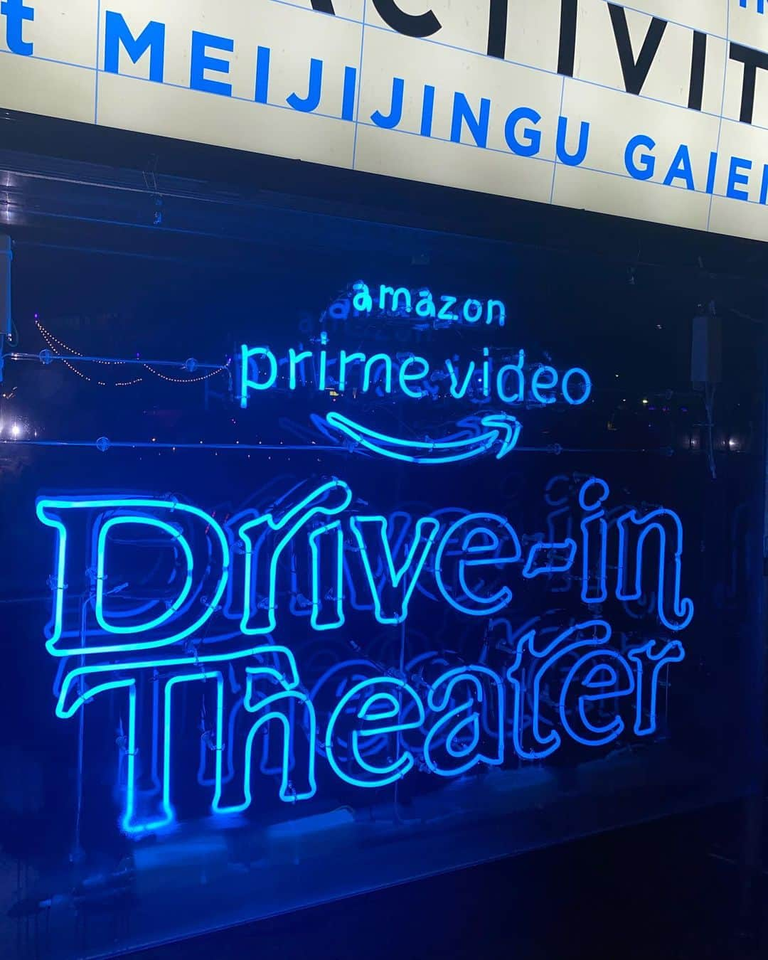 やのあんなさんのインスタグラム写真 - (やのあんなInstagram)「Drive in THEATER🎞 Amazon Prime Video「No Activity/本日も異状なし」  ドライブインシアターにご招待いただきました♡  登場人物たちの ちょっと欠落した人間味溢れる人格が愛おしくて🐻‍❄️ でも続きが気になるスリリングさもある刑事ドラマでした🕵️  わたし実はまりちゃんの気持ちちょっとわかるんだ  海外ちっくなユーモラスさもあって Drive in THEATERにもぴったりだった🚗 お菓子を食べながら楽しく鑑賞🥤  免許をとってよかったな🔰  本日からアマゾンプライムビデオで 配信開始だそうです🍑  #アマゾンプライムビデオ　 #NoActivity #PR」12月17日 20時03分 - anna_inthesea