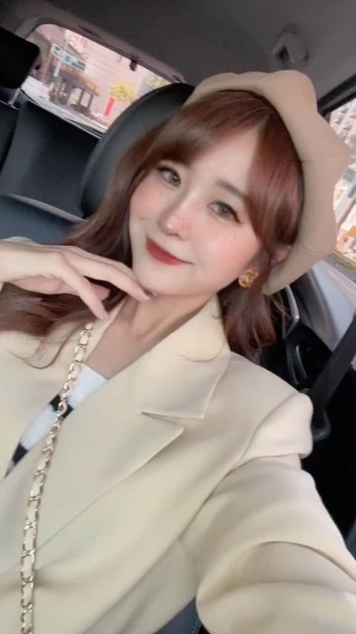 郭圈圈のインスタグラム：「Friday💛⭐️🐤✨🌝⚡️🐥🤩🐱🌼🌕🌙☀️💫🧀🔑🔆怎麼每週都過這麼快呀🙀 . . . #圈圈去高雄 #抖音 #抖音短视频 #穿搭」