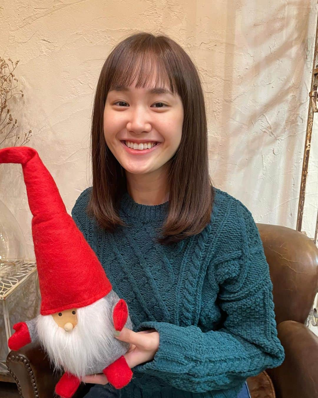 尾碕真花さんのインスタグラム写真 - (尾碕真花Instagram)「. . . 今年最後の駆け込みセーフ、、 . 舞台「六番目の小夜子」の本番に丁度いいくらいの前髪の長さになると想定していつもより短めに切ってもらった🤣 . 髪も少し暗く☺︎ . いつもありがとうございます🙇‍♀️ . #1枚目なんか人相悪い」12月17日 20時11分 - ichika_osaki_official