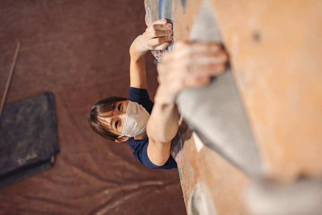 尾上彩さんのインスタグラム写真 - (尾上彩Instagram)「Fridaaaay🥳🥳🥳 ・ photo by @yuki_hiroshige 🐸 @patagoniajp @patagonia_climb #climbing #climblikeagirl #bouldering #クライミング #ボルダリング」12月17日 20時27分 - aya_onoe