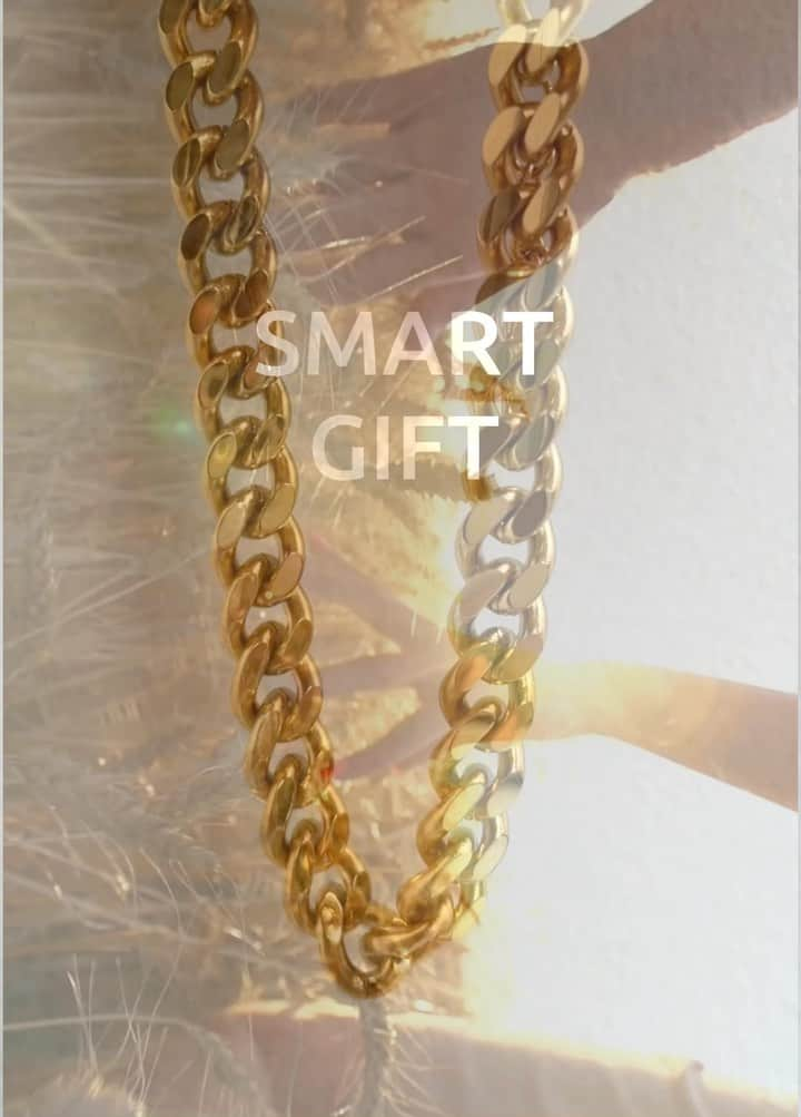 長谷川唯のインスタグラム：「・ ・ 私が選んだ商品。 SMARTGIFTすべてにつまってます。 @labeldegift  ・ ・ 『特別なことが何もない日の贈り物』 ・ ・  #アクセサリー #accessories #jewelry #new #original #pierce#love #happy#today #アクセサリー女子 #girl #smartgift #gift #ギフト #present #プレゼント #結婚祝い #記念日 #記念日プレゼント #anniversary #誕生日 #誕生日プレゼント #gold #サージカルステンレス #プチプラ #大人可愛い #ブレスレット #ピアス #ootd #fashion」