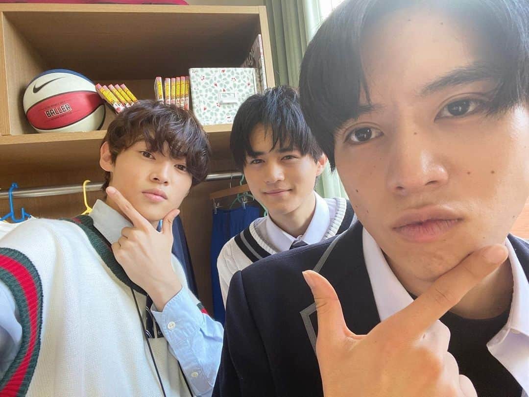 この初恋はフィクションですのインスタグラム：「. ＿＿＿＿＿＿＿＿＿ ♡  オフショット ♡ ￣￣￣￣￣￣￣￣￣ #初恋F ロスの皆さま〜✨  instagramにもTwitterにも YouTubeにも感想たくさん ありがとうございます😊💕  まだ地上波放送が終わってない地域も YouTube配信もあるので、 マイペースに写真や動画もアップ していきますねー🌱  遊園チーズ🧀🎡BOYS 教室でパシャリ〜📱  3人のクランクアップ映像 YouTubeに公開してます💖  #この初恋はフィクションです  #坂東龍汰 #窪塚愛流  #鈴鹿央士  #YouTubeで全話配信」