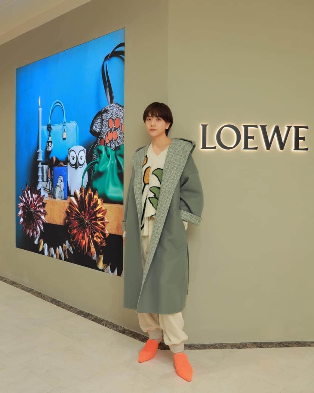 松井愛莉さんのインスタグラム写真 - (松井愛莉Instagram)「明日リニューアルオープン! 神戸大丸のLOEWEに遊びに行ってきました💛   カラフルできゅんとするアイテムがたくさん! 皆さまも是非遊びに行ってね。   #LOEWE　 #神戸大丸ロエベ店」12月17日 20時27分 - airi1226_official