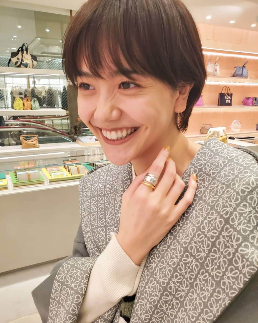 松井愛莉さんのインスタグラム写真 - (松井愛莉Instagram)「明日リニューアルオープン! 神戸大丸のLOEWEに遊びに行ってきました💛   カラフルできゅんとするアイテムがたくさん! 皆さまも是非遊びに行ってね。   #LOEWE　 #神戸大丸ロエベ店」12月17日 20時27分 - airi1226_official