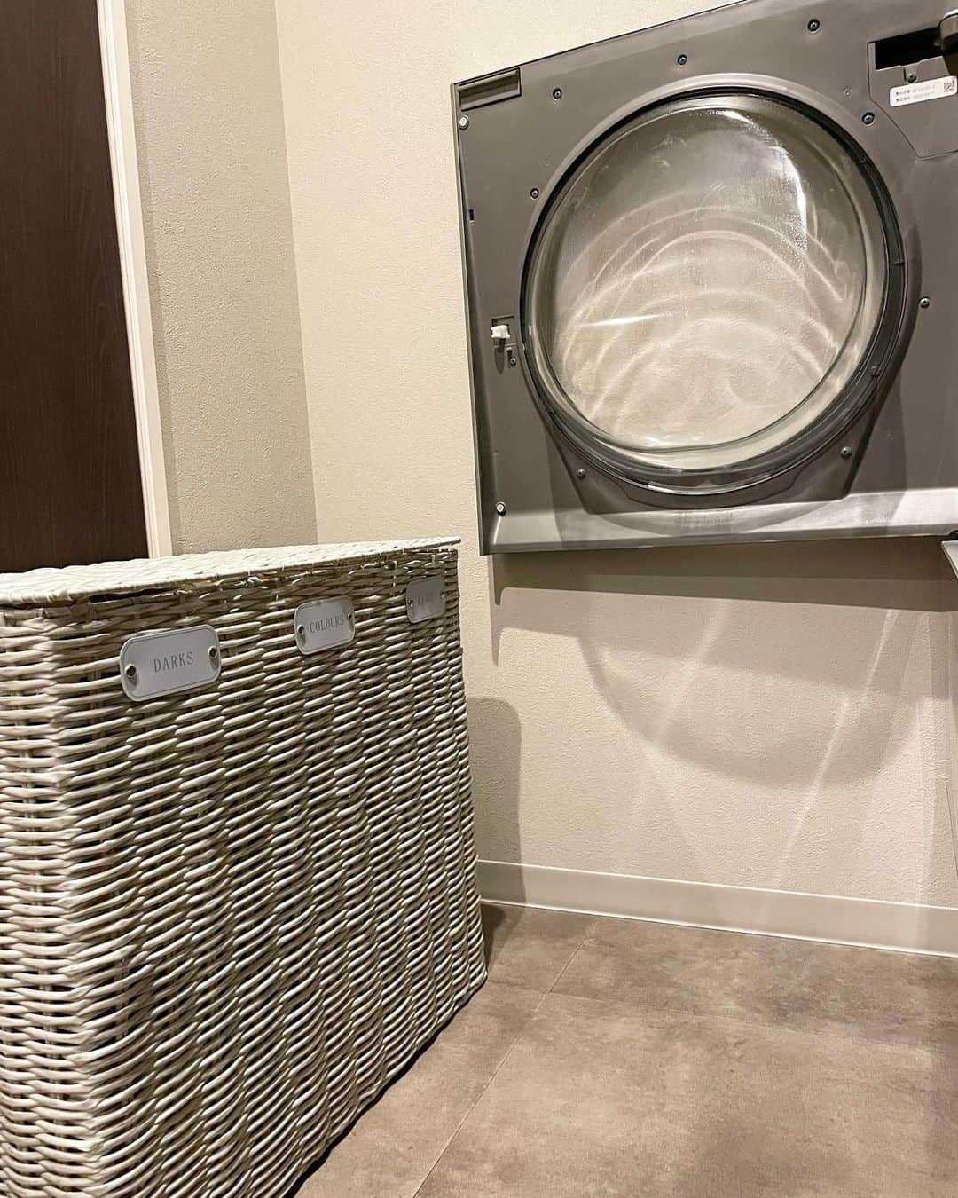モルト♡Malt(Singapuracat)さんのインスタグラム写真 - (モルト♡Malt(Singapuracat)Instagram)「こんばんは🌙 少し家のお話を…洗濯機周りのこと🤷🏼‍♀️ 収納が足りなくて洗濯ネットの置き場が無い🥲みんなどうやって仕舞ってるのかな？ 洗濯カゴ新調してすごく気に入ってるんだけど…置きたい向きに置けない。洗濯機の扉がつっかえて開けられなくなるんです！😭 だから仕方なく向かい合わせの位置にすごい狭苦しいけど置いてる😬 ここいつもモヤモヤするのよね… モルトの表情もなんか言いたげでしょ？😹💭 * * #catsofinstagram #cats_of_world #cat_features #catloversclub #cutepetclub #bestmeow #bestcats_oftheworld #themeowlife #Excellent_Cats #9gag #シンガプーラ #猫 #ねこ#ねこ部 #ふわもこ部 #ペコねこ部 #猫のいる暮らし #猫とインテリア #洗濯機 #cuble #洗濯カゴ #laundry」12月17日 20時24分 - apy.malt