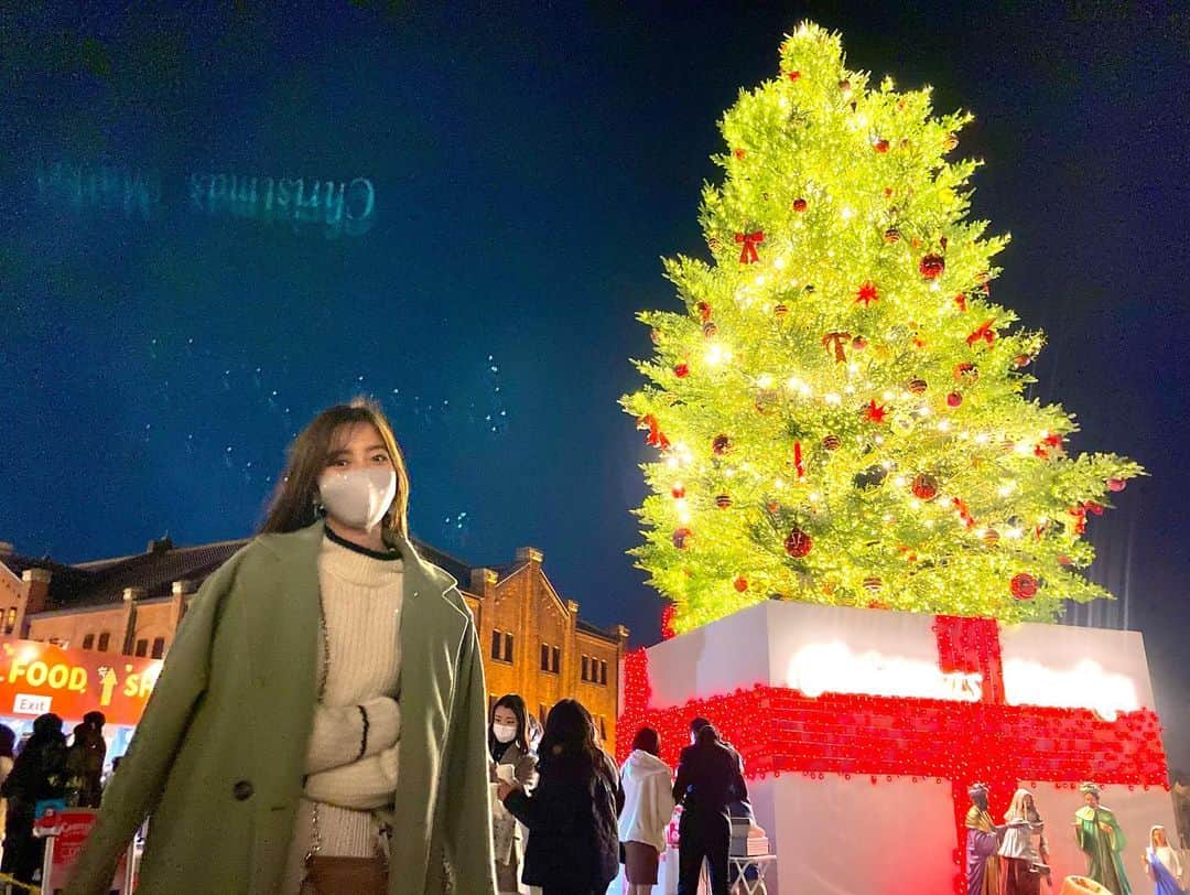 のインスタグラム：「. . メリークリスマス from YOKOHAMA🎄💫 . なんで空に文字とか光が映るの？ カメラ詳しい人誰かテルミー . . . #赤レンガ倉庫クリスマスマーケット #赤レンガ倉庫 #赤レンガ #クリスマスマーケット #クリスマスマーケットin横浜赤レンガ倉庫 #christmasmarket #yokohamaredbrickwarehouse #横浜赤レンガ倉庫 #redbrickhouse #クリスマス #クリスマスツリー #クリスマスイルミネーション #イルミネーション #christmas #christmastree #横浜 #yokohama」