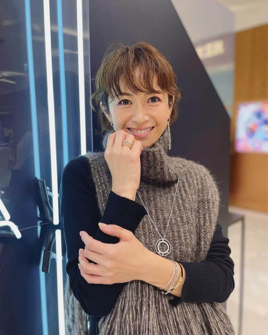 畑野ひろ子のインスタグラム：「パリのダイヤモンドジュエリー💎　@messikajapan と日本橋三越本店で期間限定イベントに参加させて頂きました。 どのショーケースも、煌びやか😍 ダイヤモンドが動く、ムーブというシリーズが特に気になりました！ 私が着けているピアスやリングなどがそのシリーズです💎💎💎  12月26日（火）まで開催しているそうです。関西にも、阪急うめだ本店 で1月25日まで期間限定ショップ があるそうですよ☺️   #MessikaMovesTokyo」