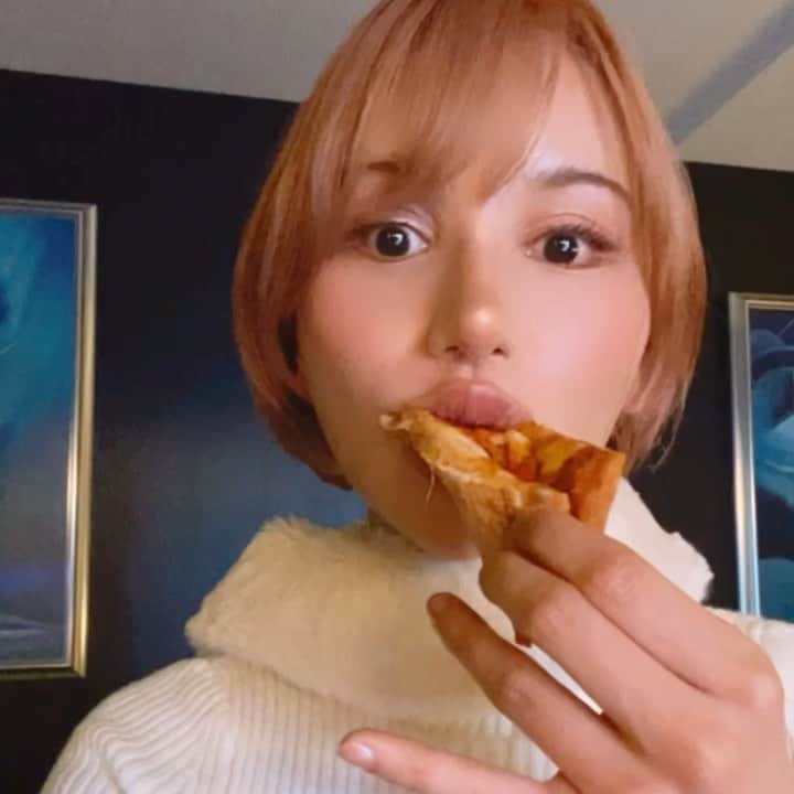 水沢アリーのインスタグラム：「Have a nice weekend🍕  #pizzamood」