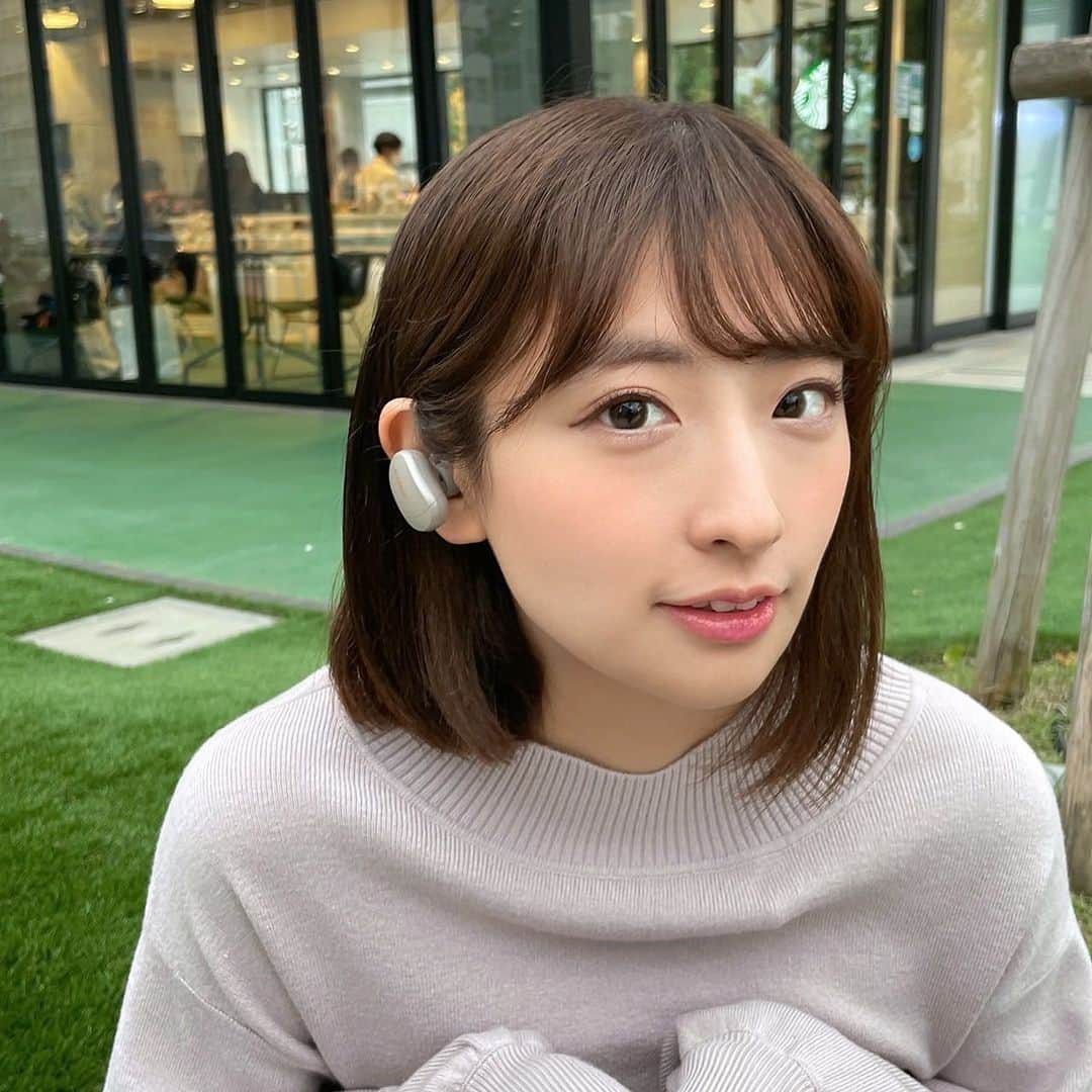 井口眞緒さんのインスタグラム写真 - (井口眞緒Instagram)「愛用しているBose QuietComfort® Earbuds👼  使い始めてから色んなことが快適になりました〜  イヤホンについてるマイクも周りの雑音を減らしてくれるから、 電話したりテレビ会議するときも便利でありがたいです✨  あとバッテリーも６時間もつので、 充電が切れる心配もしなくて良いのも嬉しいです💓  ケースに入れると２回分充電できるみたい！ つけてるのは限定カラーのサンドストーンです！ もうひとつくすみブルーの「ストーンブルー」もあるので よかったらチェックしてみてね🐱  @bose  #BoseEarbuds#RuleTheQuiet#BoseAmbassador#ボーズ#ワイヤレスイヤホン ヤホン#PaidpartnershipwithBose」12月17日 20時46分 - iguchi.mao