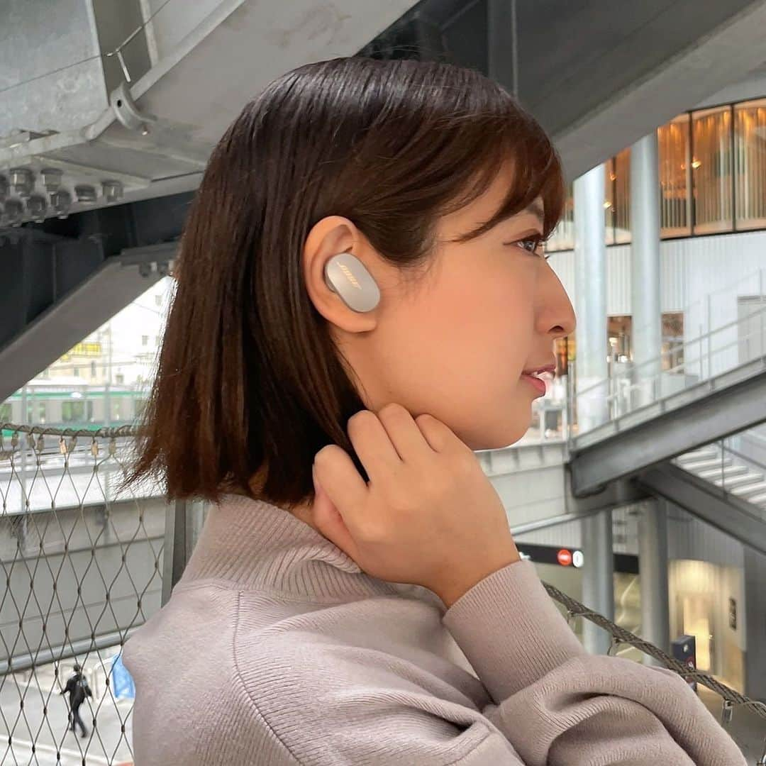 井口眞緒さんのインスタグラム写真 - (井口眞緒Instagram)「愛用しているBose QuietComfort® Earbuds👼  使い始めてから色んなことが快適になりました〜  イヤホンについてるマイクも周りの雑音を減らしてくれるから、 電話したりテレビ会議するときも便利でありがたいです✨  あとバッテリーも６時間もつので、 充電が切れる心配もしなくて良いのも嬉しいです💓  ケースに入れると２回分充電できるみたい！ つけてるのは限定カラーのサンドストーンです！ もうひとつくすみブルーの「ストーンブルー」もあるので よかったらチェックしてみてね🐱  @bose  #BoseEarbuds#RuleTheQuiet#BoseAmbassador#ボーズ#ワイヤレスイヤホン ヤホン#PaidpartnershipwithBose」12月17日 20時46分 - iguchi.mao