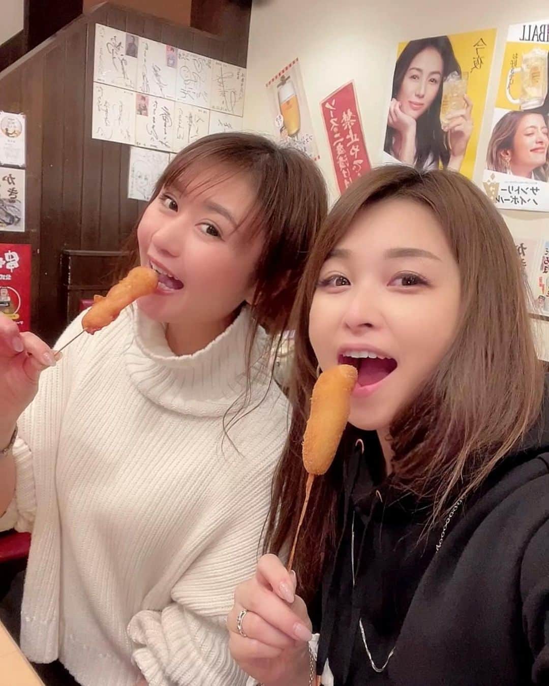 mikaのインスタグラム：「♥︎︎∗︎*ﾟ 大阪といったら 串カツ‼️って事で連れてってもろた♡ ． ． 2度付け禁止〜ってやりたかったのに コロナだからなかったよw ちゃんとおすすめされてた紅生姜とレンコン 食べたよ😋 ． ． 美味しかった〜❣️ ． ． ． ． #大阪 #大阪グルメ #串カツ #串カツだるま #定番 #大阪観光 #美味しい #楽しい #ぶりっ子 #ゴルフ #golf#ゴルフ女子 #golfgirl #골프여자 #女子ゴルフ #golstagram # #golflove #ゴルフ好き #golfgirl #インスタゴルフ女子 #食べるの好きな人と繋がりたい #すぐ看板人形と撮りたがる」