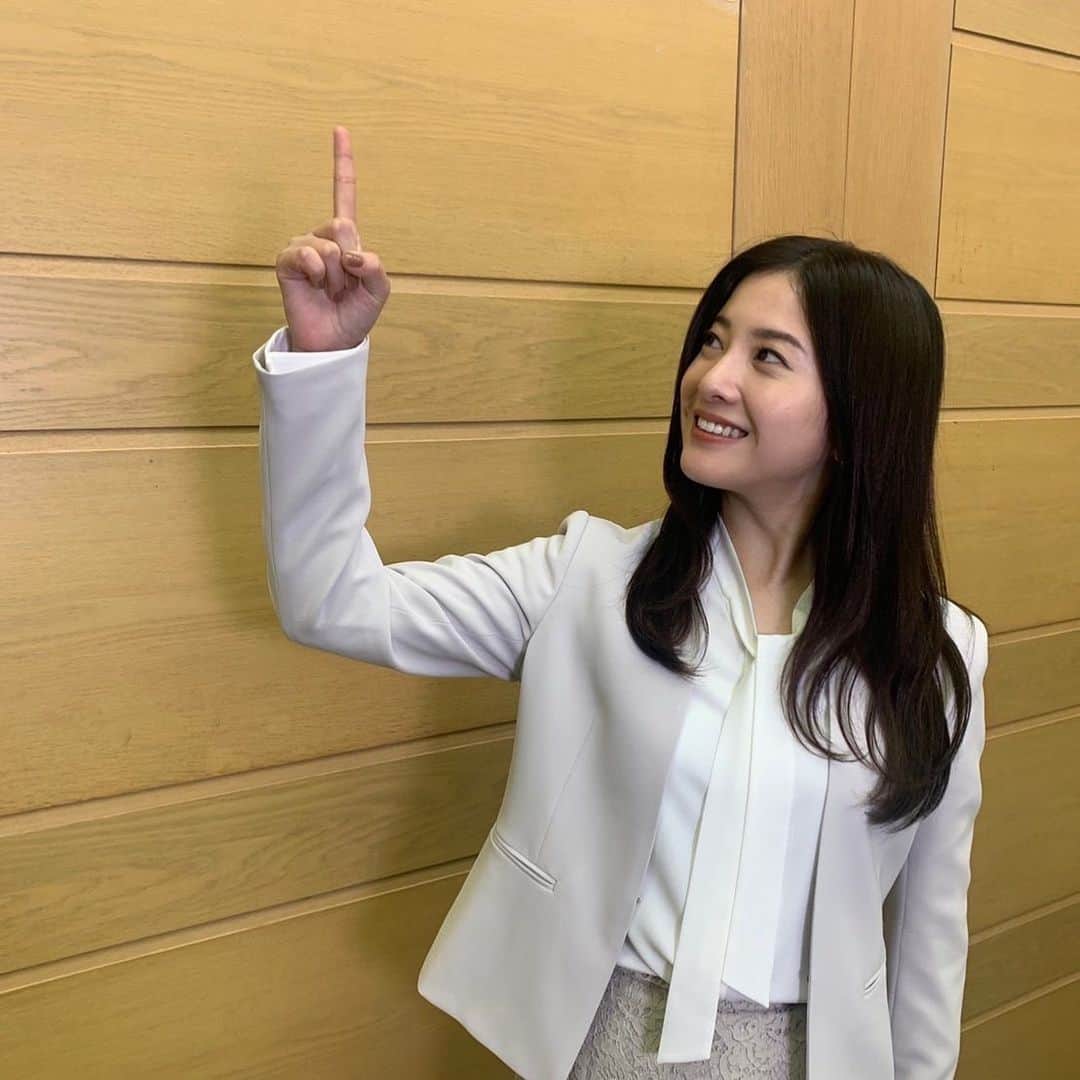 最愛のインスタグラム：「トゥース！  ではなく、あと1時間…！！ どんな最愛も受け止めてくださいっ😌  #最愛ドラマ #tbs #吉高由里子 #最終話今夜10時」