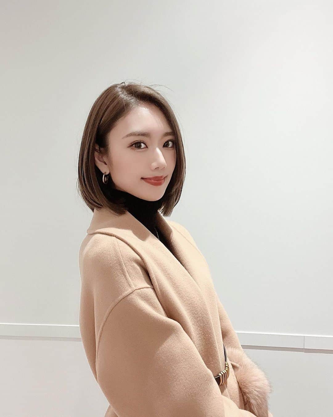 渡邉みさきのインスタグラム：「. 年内最後のカラー🕊  今回はグレージュに少しグリーン 足してもらったカラーに🤭 今回もめちゃくちゃお気に入り👯‍♀️💕 癖毛と乾燥で髪の毛広がるんやけど 今日してもらった トリートメントで艶々サラサラになった🥺 モチも良いみたいやから楽しみ❤︎ 最近ストレート多いから扱いやすくなって嬉しい〜❤︎  今回も ありがとうございます🐰 @release_uratoshi   1枚目は色味加工してるけど 2枚目が加工無しの色です🙇🏻‍♀️  #ヘアカラー#ボブ #グレージュ#ヘアスタイル」