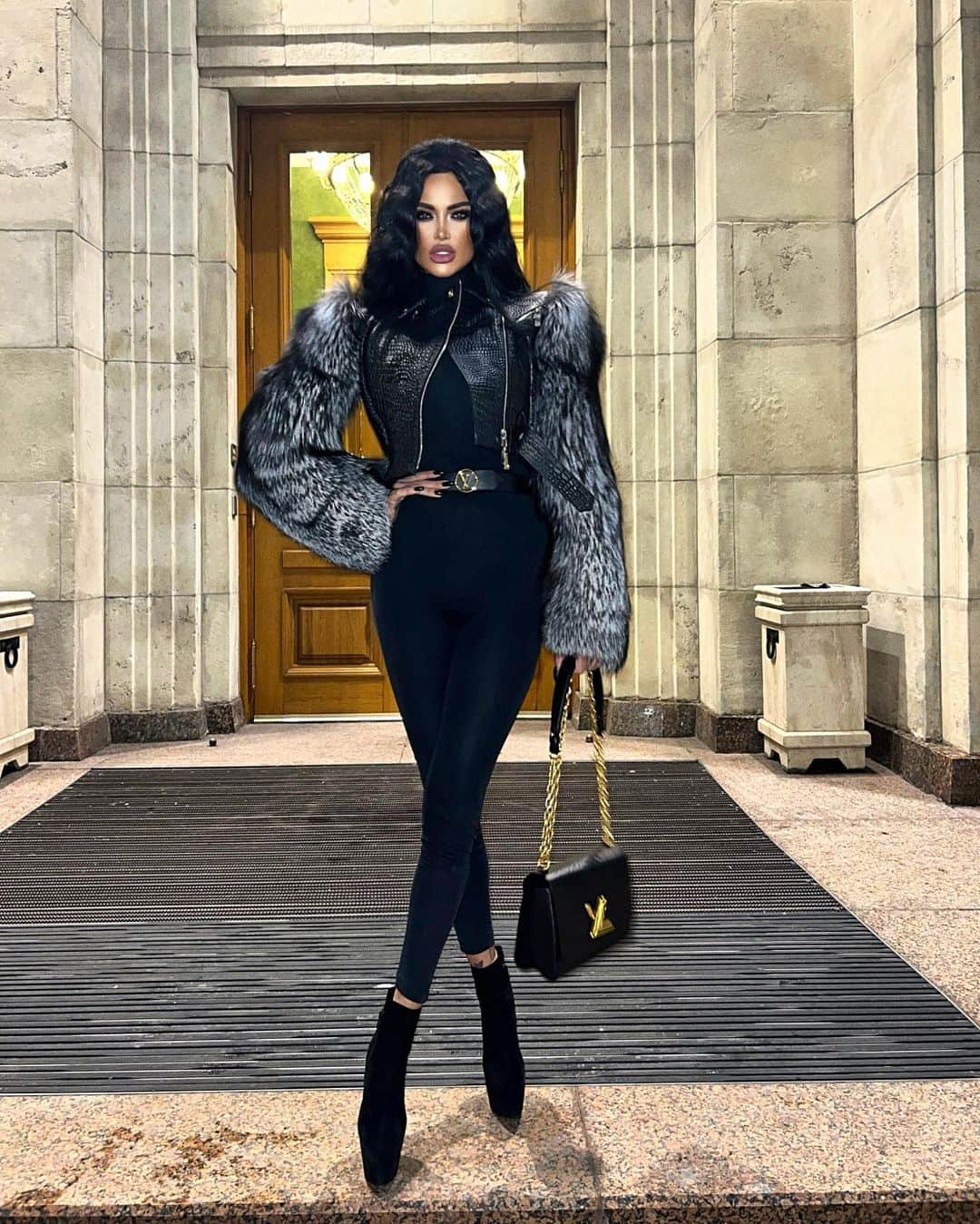 Nita Kuzminaのインスタグラム：「(ЛИСТАЙТЕ ФОТО) 🔥🔥🔥 Это что-то из разряда космического!!! 🔮 Я про свою новую курточку от @exoticstudio_python ♠️🖤 Эксклюзивная! Шикарная! Безупречная! Дикая! 💣💥 Курточка имеющая изысканный лоск, который так чётко подчеркивает мой дерзкий характер!!! 😈🖤♠️⛓🔪 Ателье @exoticstudio_python создал этот шедевр специально для меня, по поим мерочкам, и моей фантазии! Невероятно!  Это уже четвёртое по счету изделие, которое они мне сшили.. Я счастлива, что знакома с ними! Это действительно уровень!👌🏽🔝🔝 Благодарю Вас мои любимейшие @exoticstudio_python🖤」
